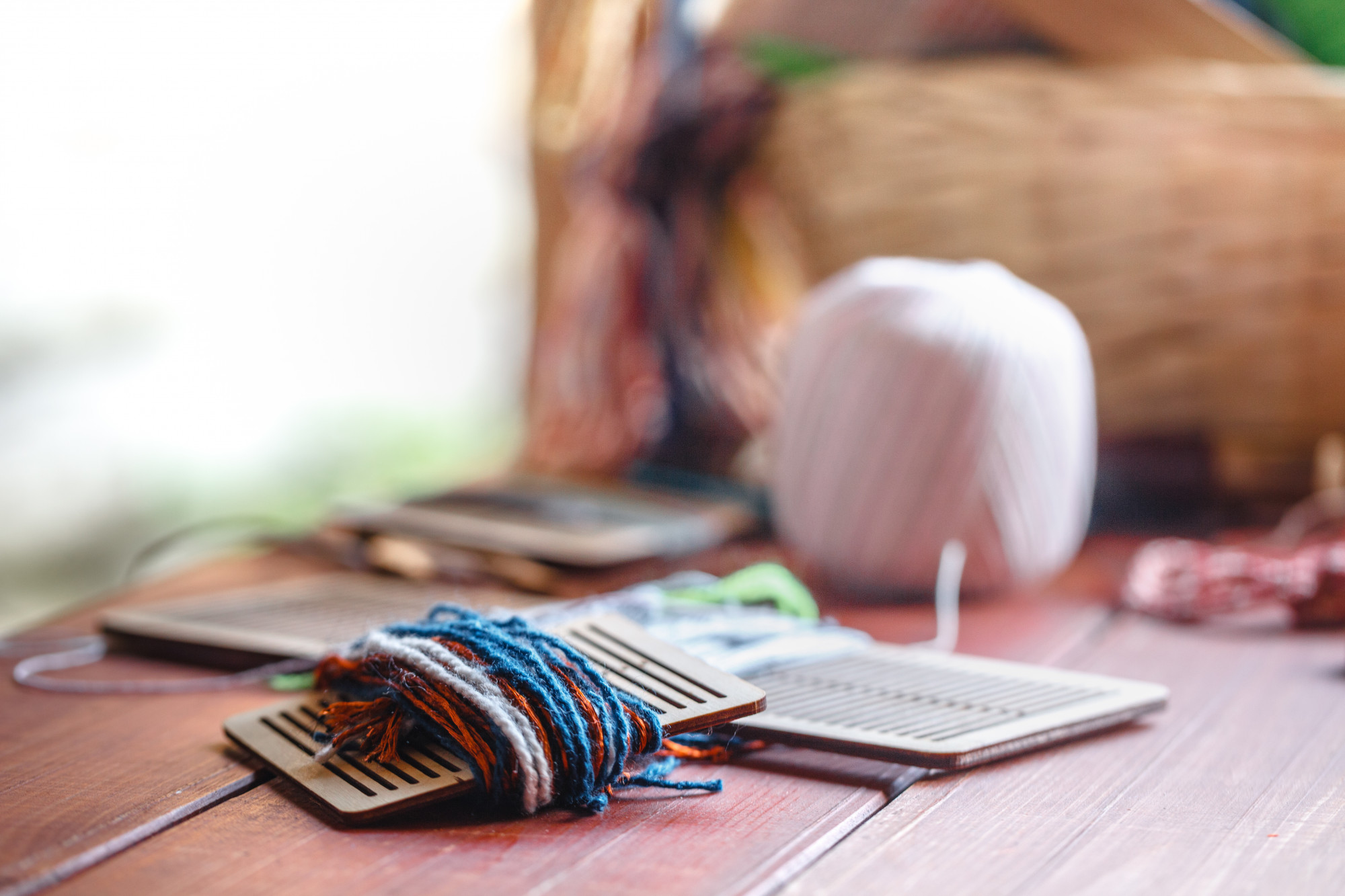 Workshop table with threads and hoops